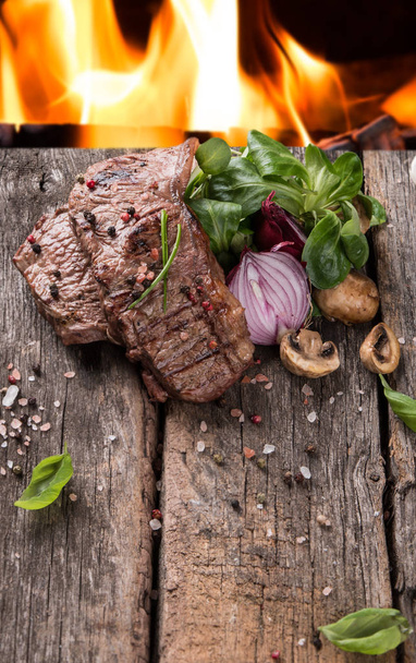 Stek wołowy na drewnianym tarasem tabeli - Zdjęcie, obraz