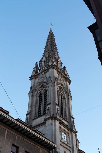Xiv 世紀と 16 世紀の初めの間にゴシック様式で建てられたビルバオ: サンティアゴの大聖堂大聖堂の鐘塔、旧市街のカトリック教会 - 写真・画像