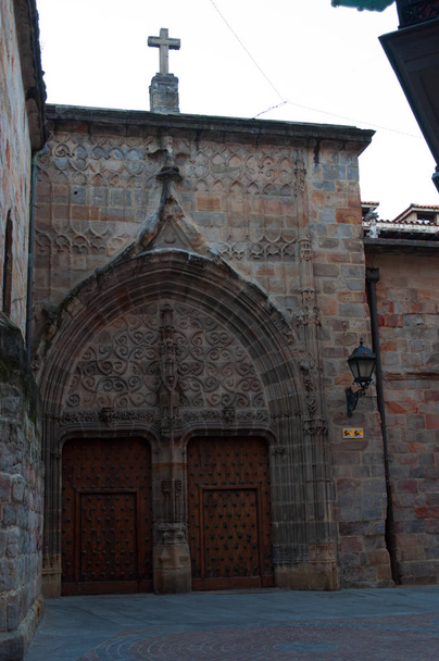 Μπιλμπάο, Ισπανία: σοκάκια στο ηλιοβασίλεμα και θέα το Βασιλική καθεδρικό ναό του Σαντιάγο, η καθολική εκκλησία στην παλιά πόλη κτισμένη σε γοτθικό σχήμα μεταξύ Xiv και Xvi αιώνα  - Φωτογραφία, εικόνα