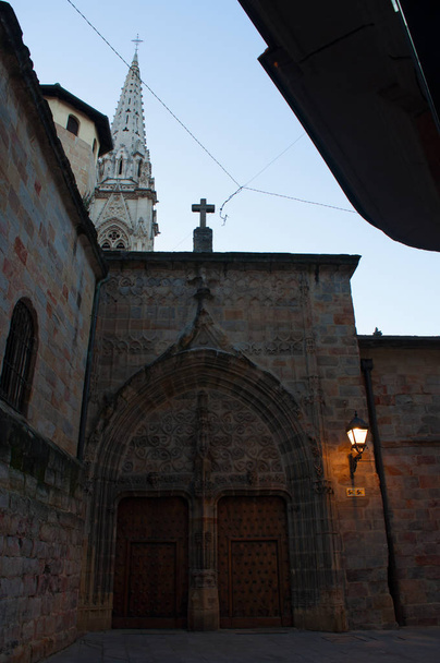 Bilbau, Espanha: becos ao pôr-do-sol e vista da Basílica Catedral de Santiago, a igreja católica na Cidade Velha construída em estilo gótico entre o século XIV e o XVI
  - Foto, Imagem