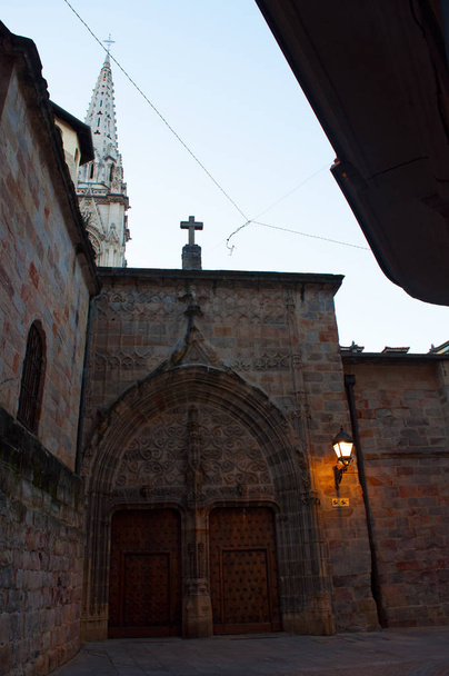 Μπιλμπάο, Ισπανία: σοκάκια στο ηλιοβασίλεμα και θέα το Βασιλική καθεδρικό ναό του Σαντιάγο, η καθολική εκκλησία στην παλιά πόλη κτισμένη σε γοτθικό σχήμα μεταξύ Xiv και Xvi αιώνα  - Φωτογραφία, εικόνα