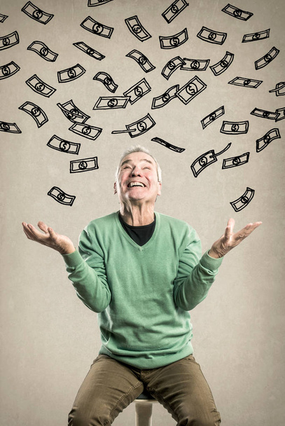 Starší muž - se snaží chytit peníze, peníze sprcha - Fotografie, Obrázek