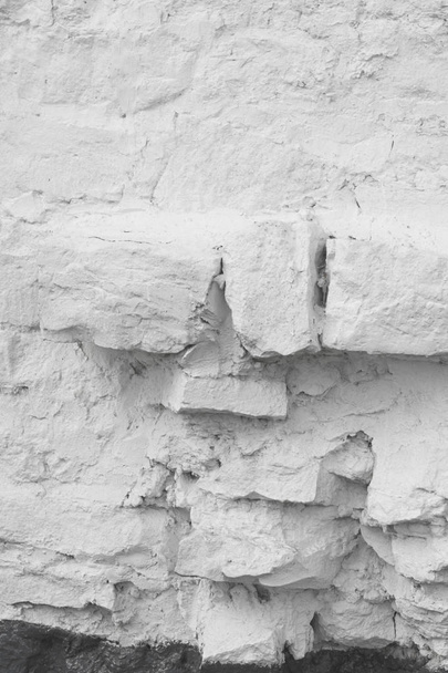 Υφή, φόντο, φαντασία. Ασβεστωμένα πέτρα τοίχο από γρανίτη. το σκληρό, στερεό, μη μεταλλικά ανόργανα σώματα των οποίων γίνεται βράχος, κυρίως ως οικοδομικό υλικό. - Φωτογραφία, εικόνα