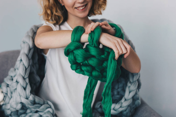Jonge vrouw knittig merinoswol - Foto, afbeelding