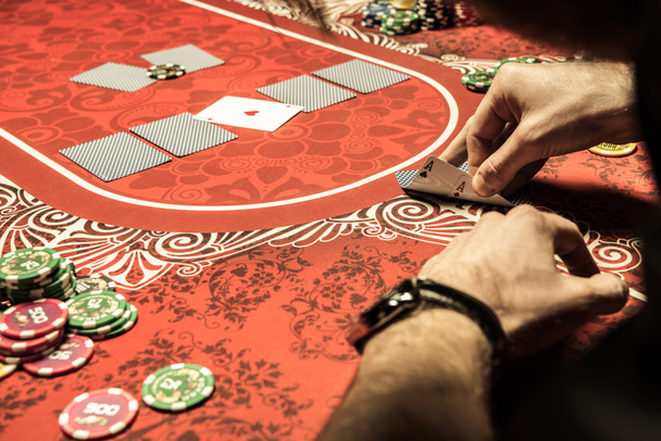 člověk hraje poker - Fotografie, Obrázek