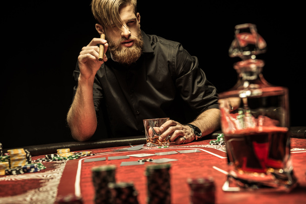 Man playing poker - Fotoğraf, Görsel