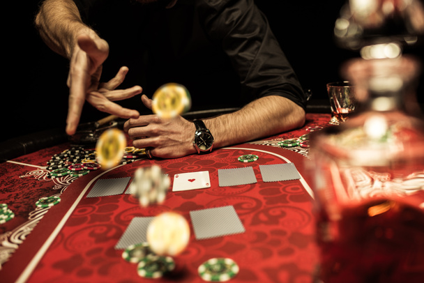 Homme jouant au poker
 - Photo, image