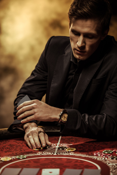 Mies pelaa pokeria
  - Valokuva, kuva