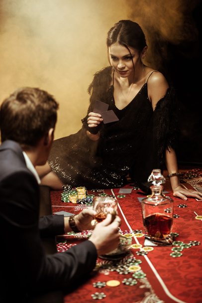 Couple playing poker - Zdjęcie, obraz