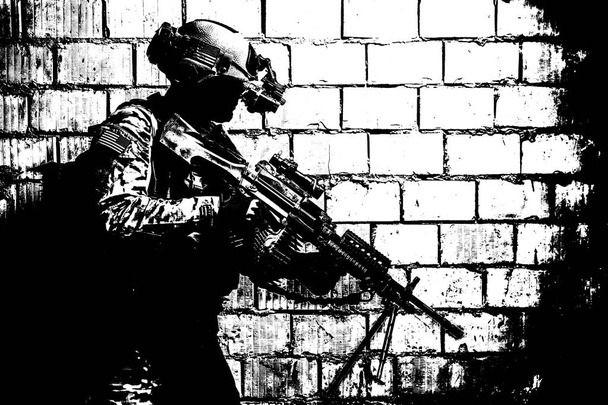 Армійський рейнджер рухається вздовж стіни
 - Фото, зображення