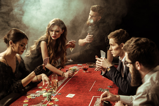 fiatalok pókereznek - Fotó, kép