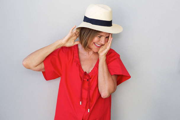 mujer con sombrero contra la pared
 - Foto, imagen