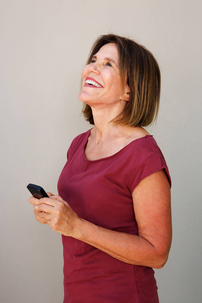 mujer mayor sosteniendo el teléfono celular
 - Foto, imagen