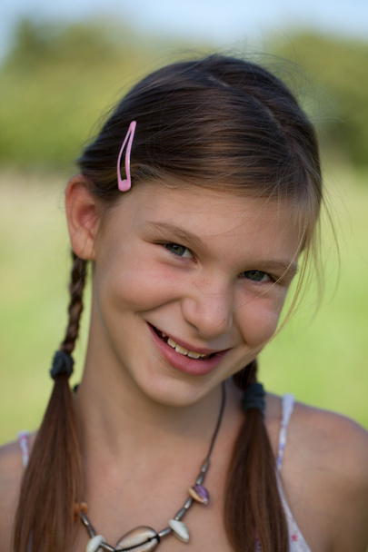 Smiling young girl - Foto, afbeelding