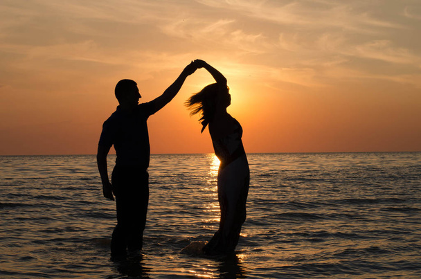 Danza in acqua al tramonto
 - Foto, immagini