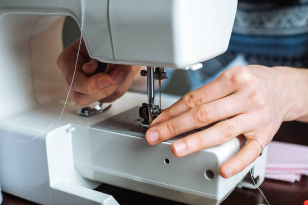 Woman working on sewing machine - Foto, Bild