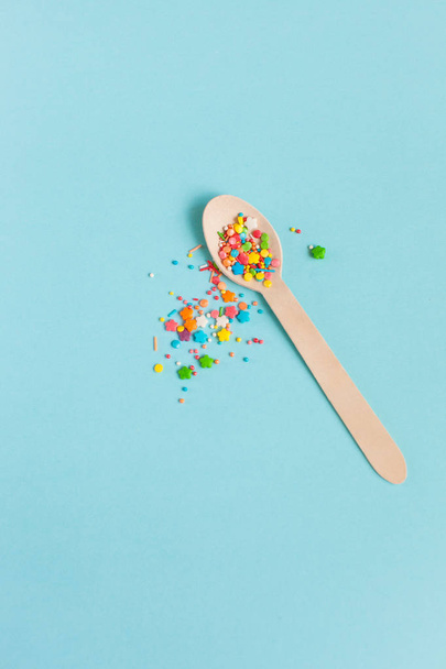 Easter decoration wooden spoon with colored sugar ingredients on - Foto, Imagem