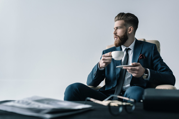 Бизнесмен с чашкой кофе
 - Фото, изображение