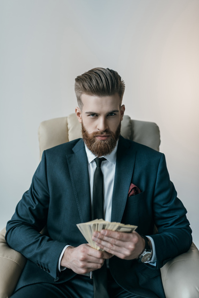 Uomo d'affari con banconote in dollari
 - Foto, immagini
