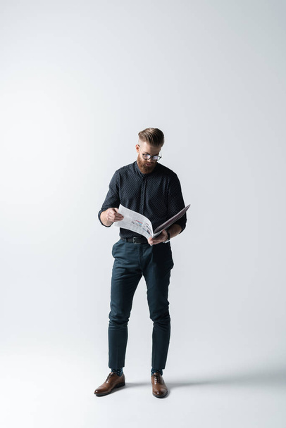 stylish man reading newspaper - Fotografie, Obrázek