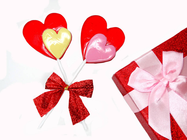 γλειφιτζούρια γλυκό καρδιά αγάπη του Αγίου Βαλεντίνου και κιβώτιο δώρων - Φωτογραφία, εικόνα