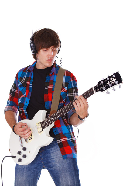 Muotokuva komea mies poseeraa valkoisella taustalla kitara
 - Valokuva, kuva