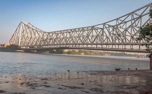 El puente Howrah es un puente voladizo histórico construido a través del río Hooghly que conecta la ciudad de Kolkata con el distrito de Howrah.
.  - Foto, Imagen