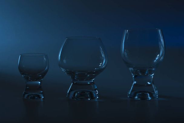 Γυαλιά διάφορων χωρητικοτήτων για διαφορετικούς βαθμούς αλκοόλ  - Φωτογραφία, εικόνα