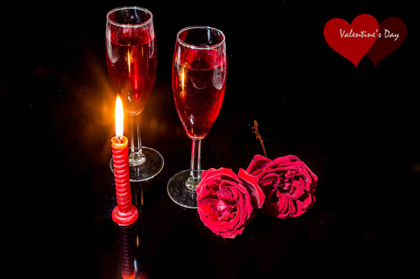 Valentinky den romantické pozadí obsahu s zářící svíčky červené růže a sklenice na červené víno v černém pozadí. - Fotografie, Obrázek