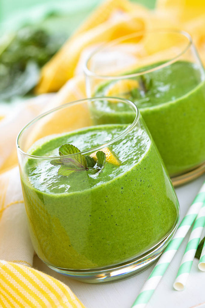 Spinach smoothie  with mint. - Zdjęcie, obraz