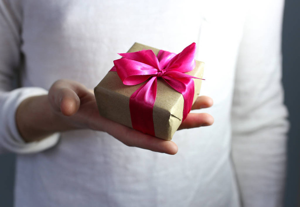 подарок. Подарок в красивой коробке
  - Фото, изображение