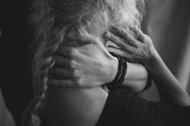 The girl is held with two hands behind the neck close-up. Black and white - Foto, Imagen