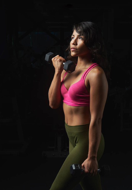 Retrato de mulher fazendo fitness
 - Foto, Imagem