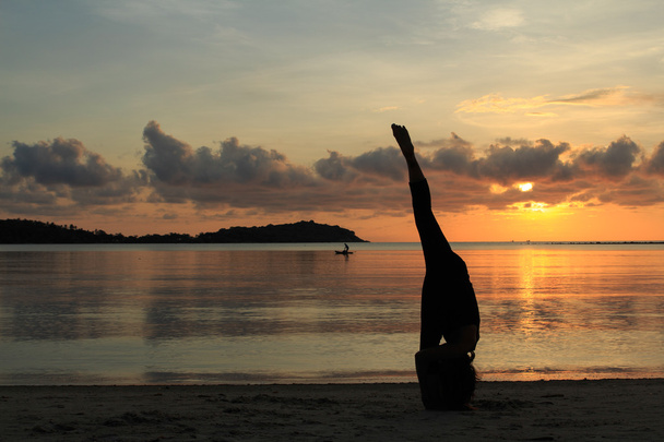 Silueta de una chica de yoga al amanecer
 - Foto, imagen