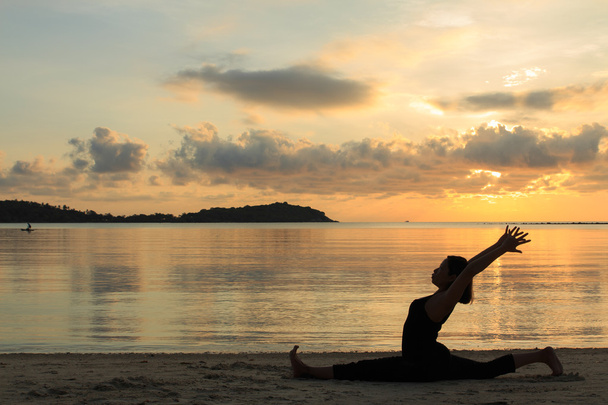 Силует дівчини йоги на сході сонця
 - Фото, зображення