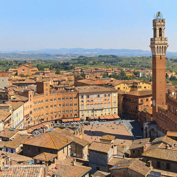 Piazza del Campo com Palazzo Pubblico, Siena, Itália
 - Foto, Imagem