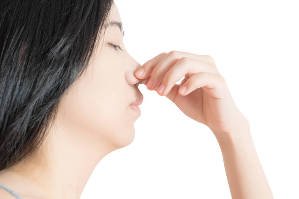 Sintoma de dor nasal em uma mulher isolada em fundo branco. Caminho de recorte no fundo branco
. - Foto, Imagem