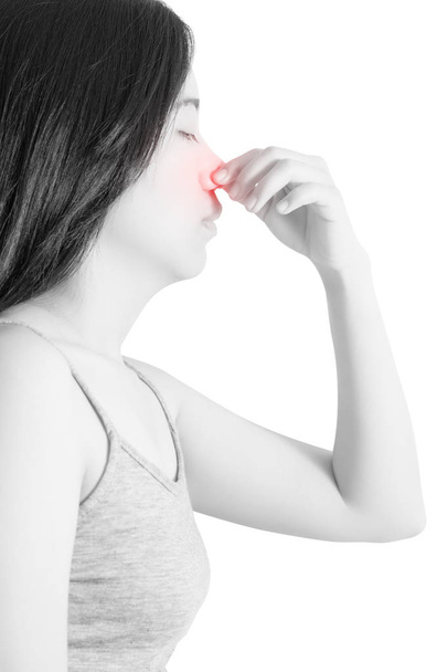 Síntoma de dolor de nariz en una mujer aislada sobre fondo blanco. Recorte de ruta sobre fondo blanco
. - Foto, Imagen