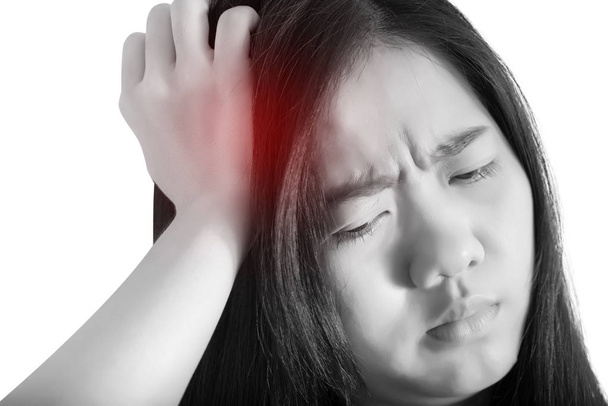 Sintoma de dor de cabeça em uma mulher isolada em fundo branco. Caminho de recorte no fundo branco
. - Foto, Imagem