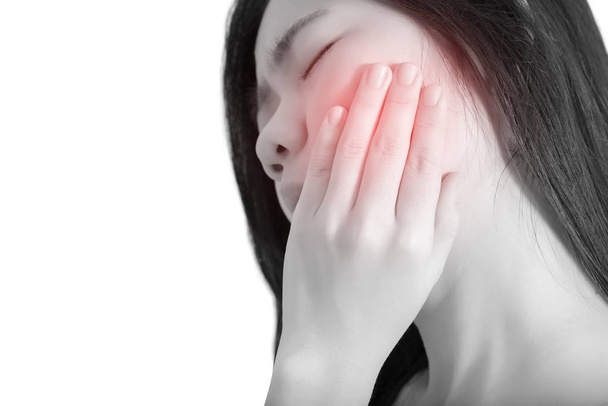 Симптом зубной боли у женщины, изолированной на белом фоне. Клипинг путь на белом фоне
. - Фото, изображение