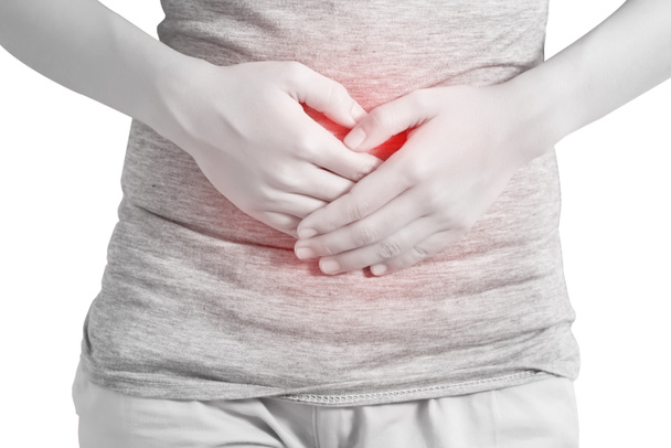 Bauchschmerzen bei einer Frau, die auf weißem Hintergrund isoliert ist. Clipping Pfad auf weißem Hintergrund. - Foto, Bild