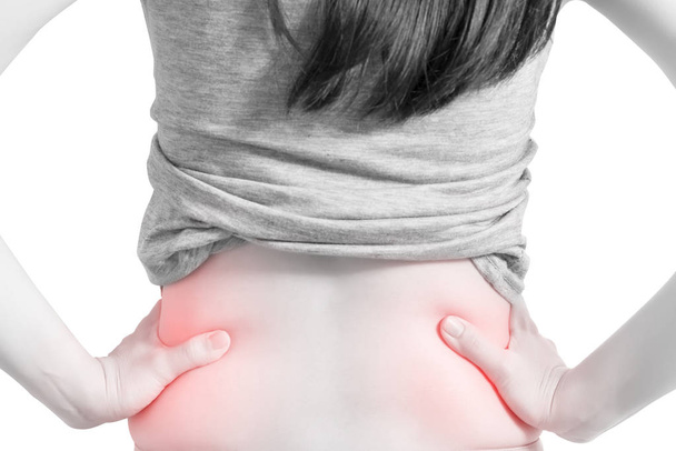 Rückenschmerzen oder schmerzhafte Taille bei einer Frau, die auf weißem Hintergrund isoliert ist. Clipping Pfad auf weißem Hintergrund. - Foto, Bild