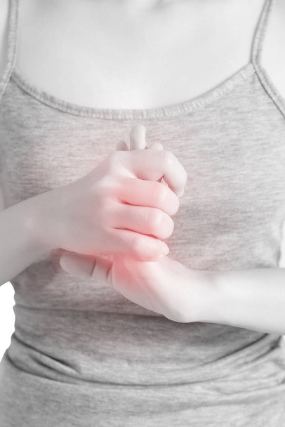 Острая боль в руке женщины изолирована на белом фоне. Клиппин
 - Фото, изображение