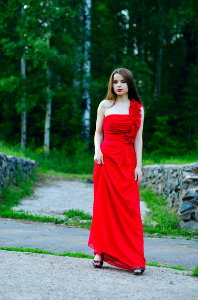 美しいです女の子で赤いドレス - 写真・画像