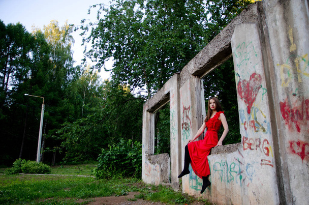beautiful girl in red dress - Valokuva, kuva