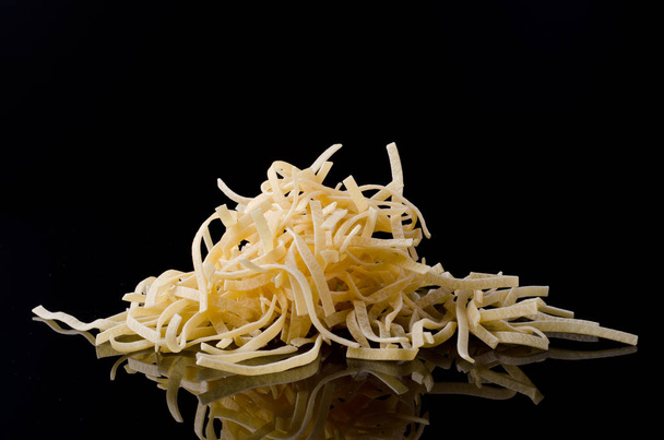 Spaghetti sullo sfondo nero
 - Foto, immagini