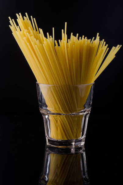 Спагетті на чорному фоні - Фото, зображення