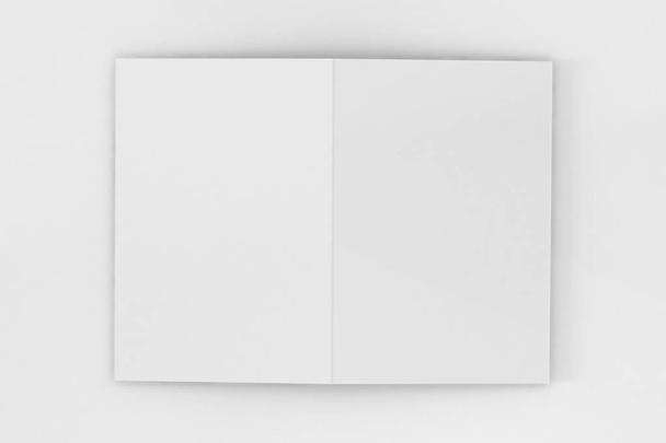 A5 二つ折りパンフレット リーフレットの分離の白い背景のモックアップ/. - 写真・画像