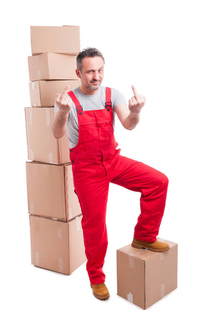 Mover chico de pie en cajas mostrando gesto obsceno
 - Foto, Imagen