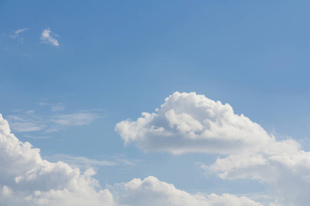 雲に囲まれた青い空 - 写真・画像